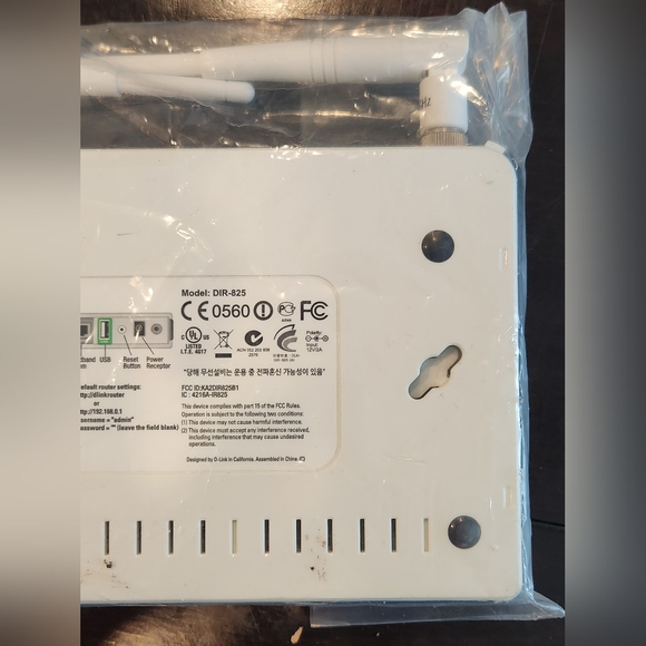 D-Link White Wireless Router DIR-825 - Picture 4 of 6